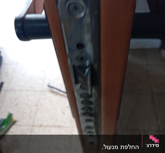מנעול דלת עם בריחים וכלי עבודה על הרצפה